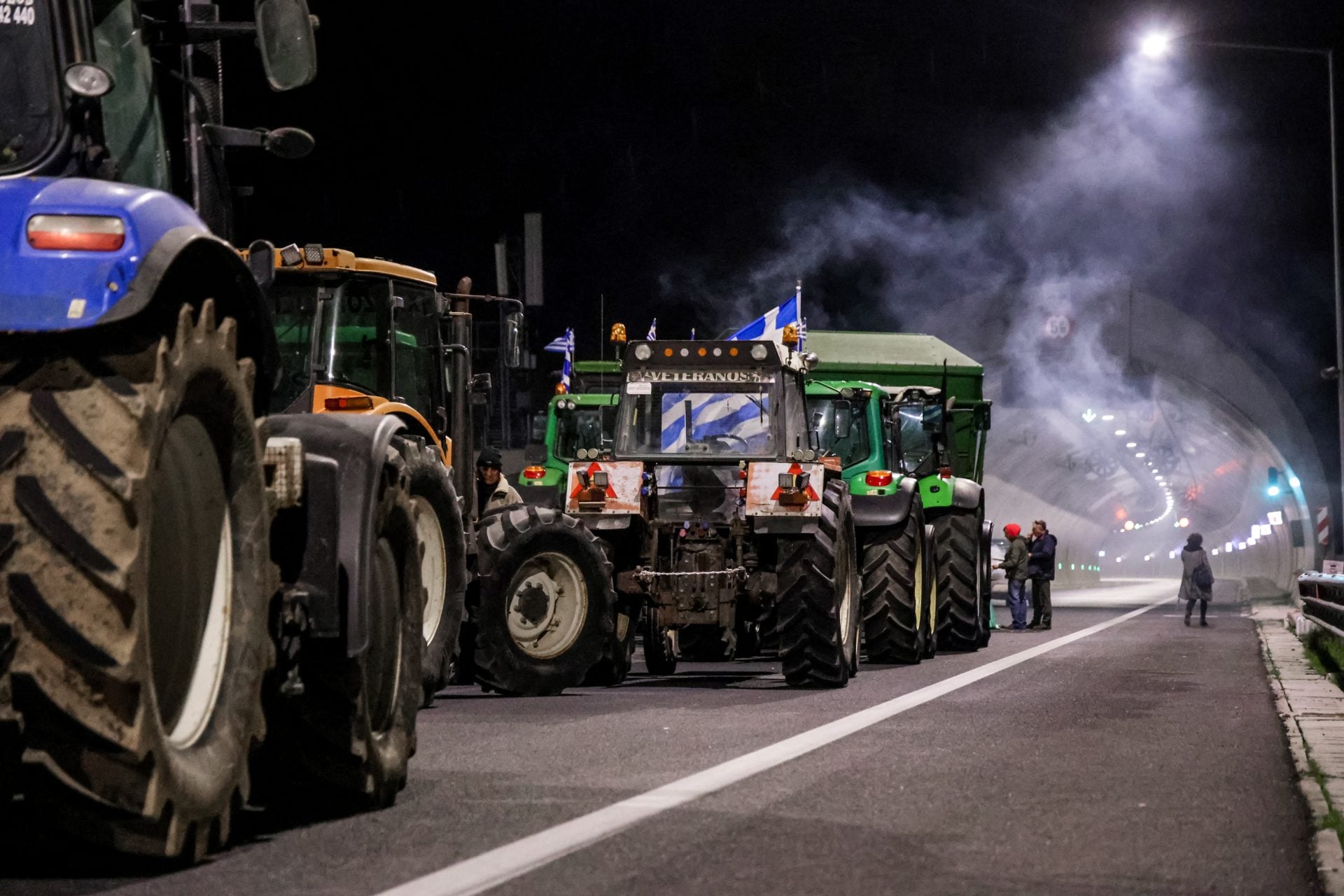 Παραμένουν οι αγρότες στις σήραγγες των Τεμπών