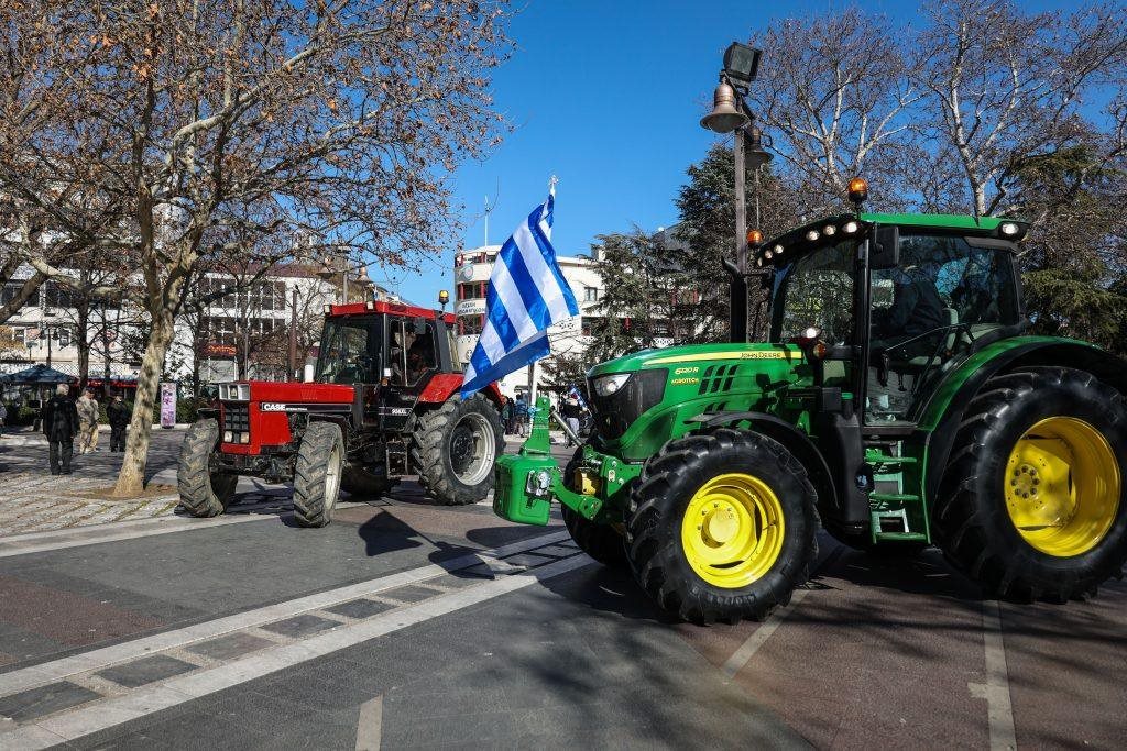 Σε πορεία με τρακτέρ προχωρούν αγρότες στα Χανιά, αποχωρούν από το μπλόκο στα Μεγάλα Χωράφια