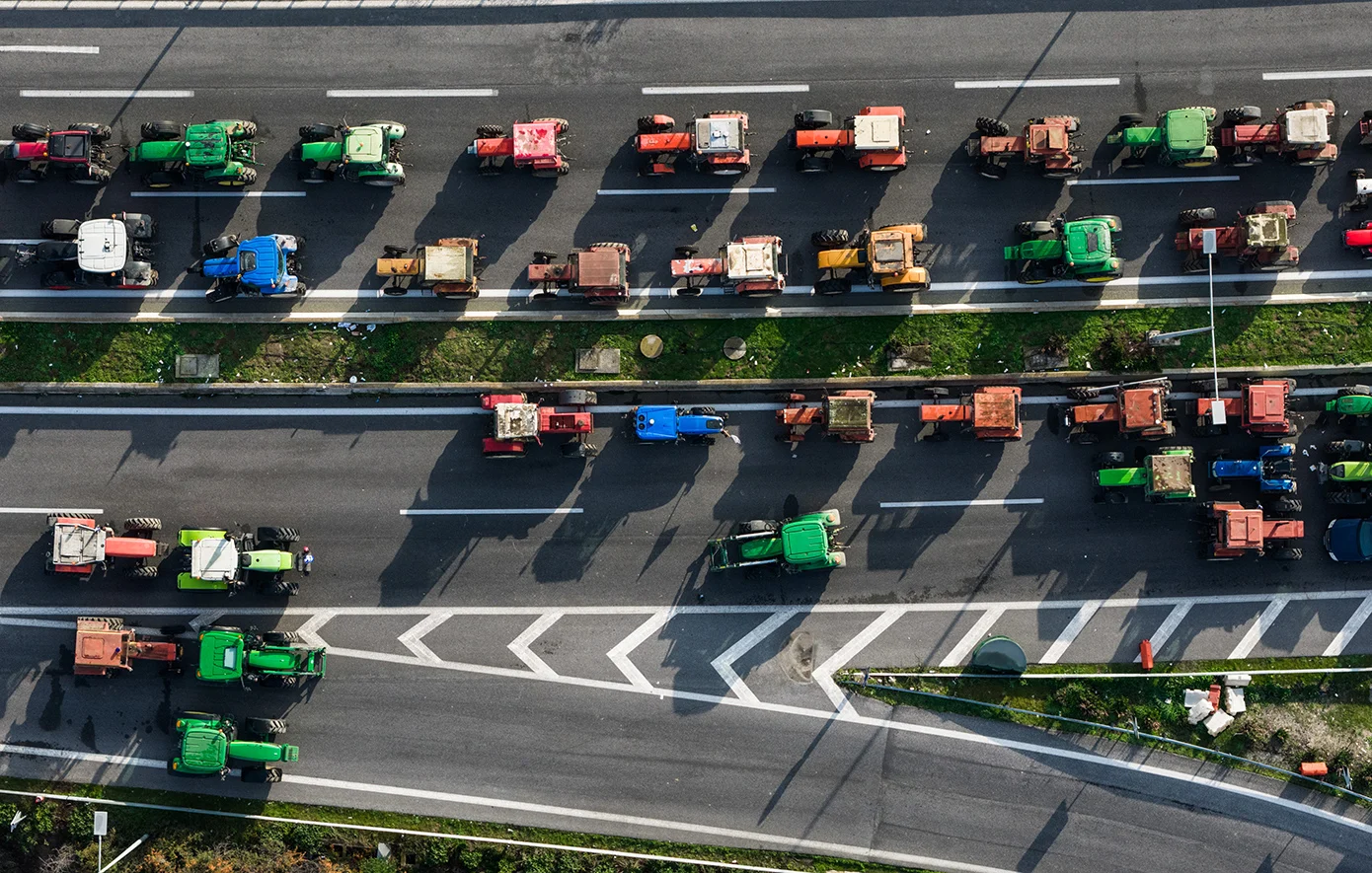 Ανοιχτοί οι δρόμοι ενόψει της συνάντησης των αγροτών με τον πρωθυπουργό τη Δευτέρα – Τα τρακτέρ παραμένουν στα σημεία των συγκεντρώσεων