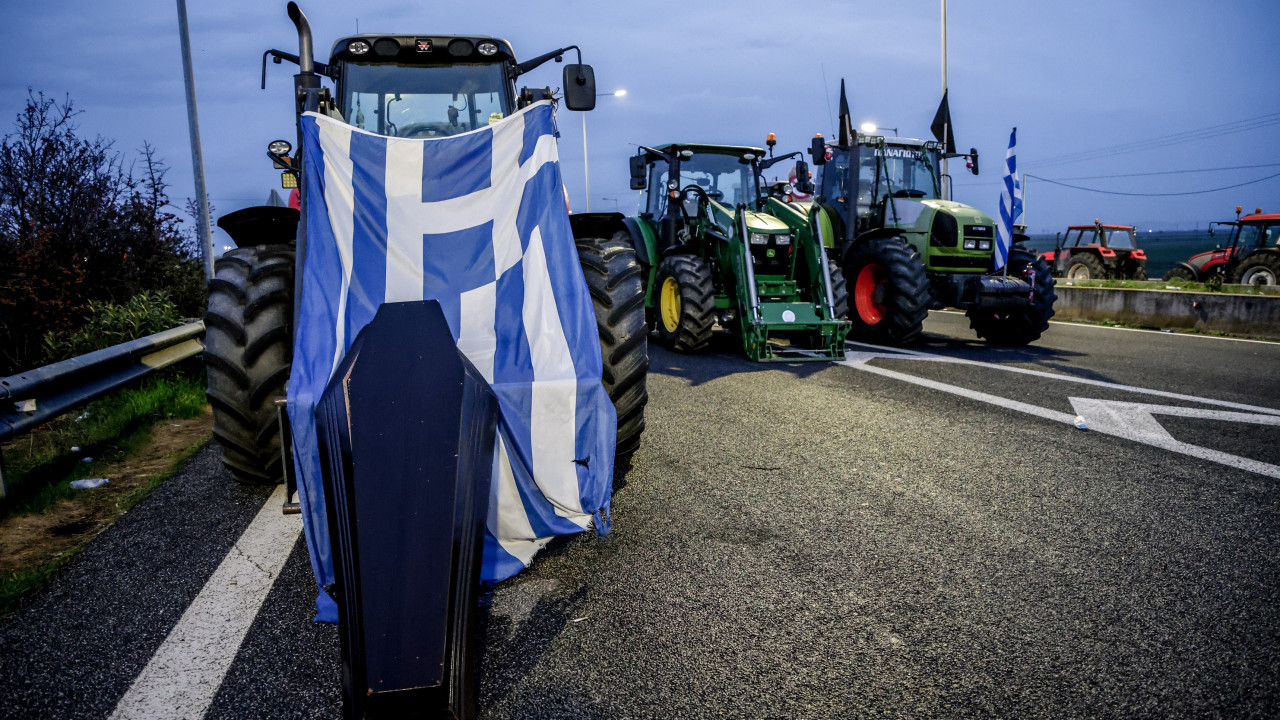 ΕΛ.ΑΣ: Σχηματίστηκε δικογραφία κατά αγροτών στη Νεμέα που έκλεισαν την εθνική οδό