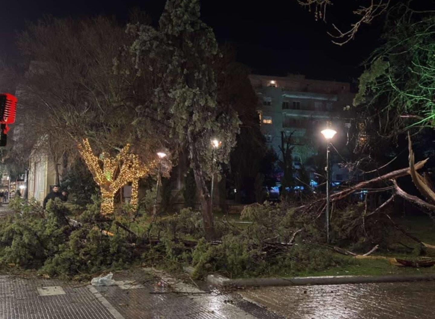 Άνεμοι με ριπές ανέμου μέχρι και 150 χλμ/ώρα σάρωσαν την πόλη (Βίντεο & φωτό)