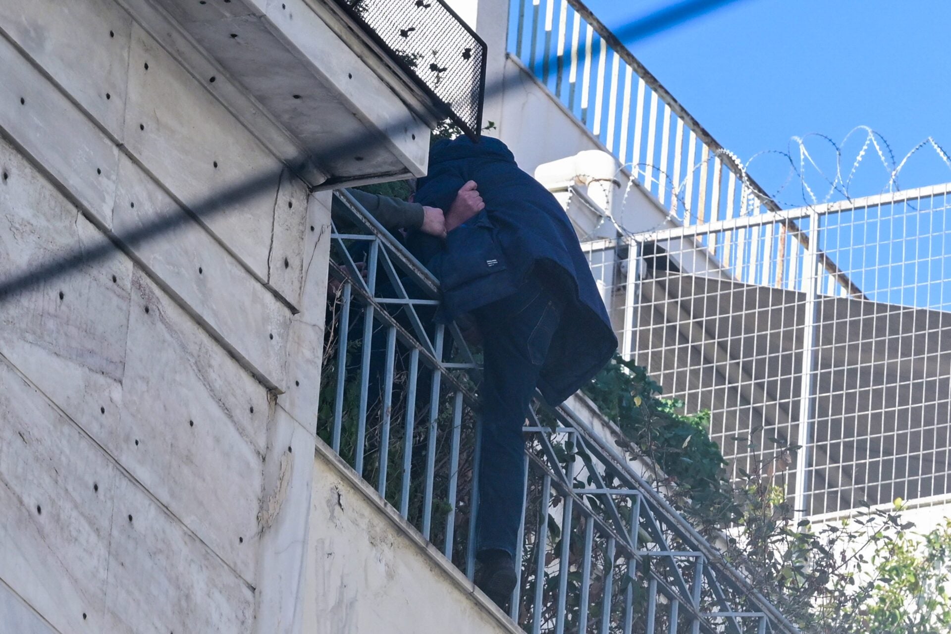 Ομόνοια: Λήξη συναγερμού για τον άνδρα που απειλούσε να πέσει από ταράτσα