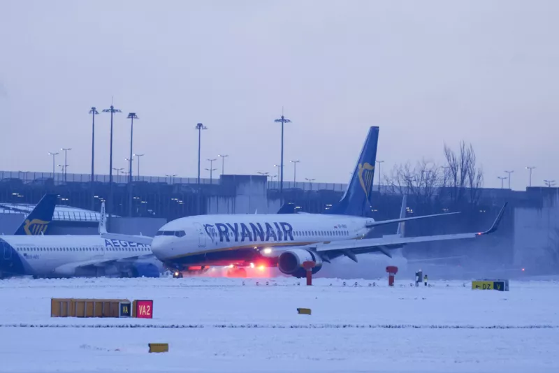 Ryanair αεροσκάφος στο χιόνι