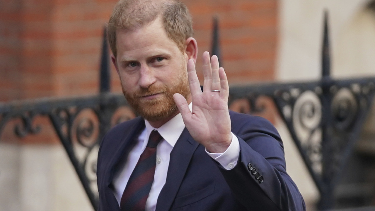 Ο πρίγκιπας Χάρι κατηγόρησε τις ταμπλόιντ πως έκαναν «κόλαση» τη ζωή της Μέγκαν