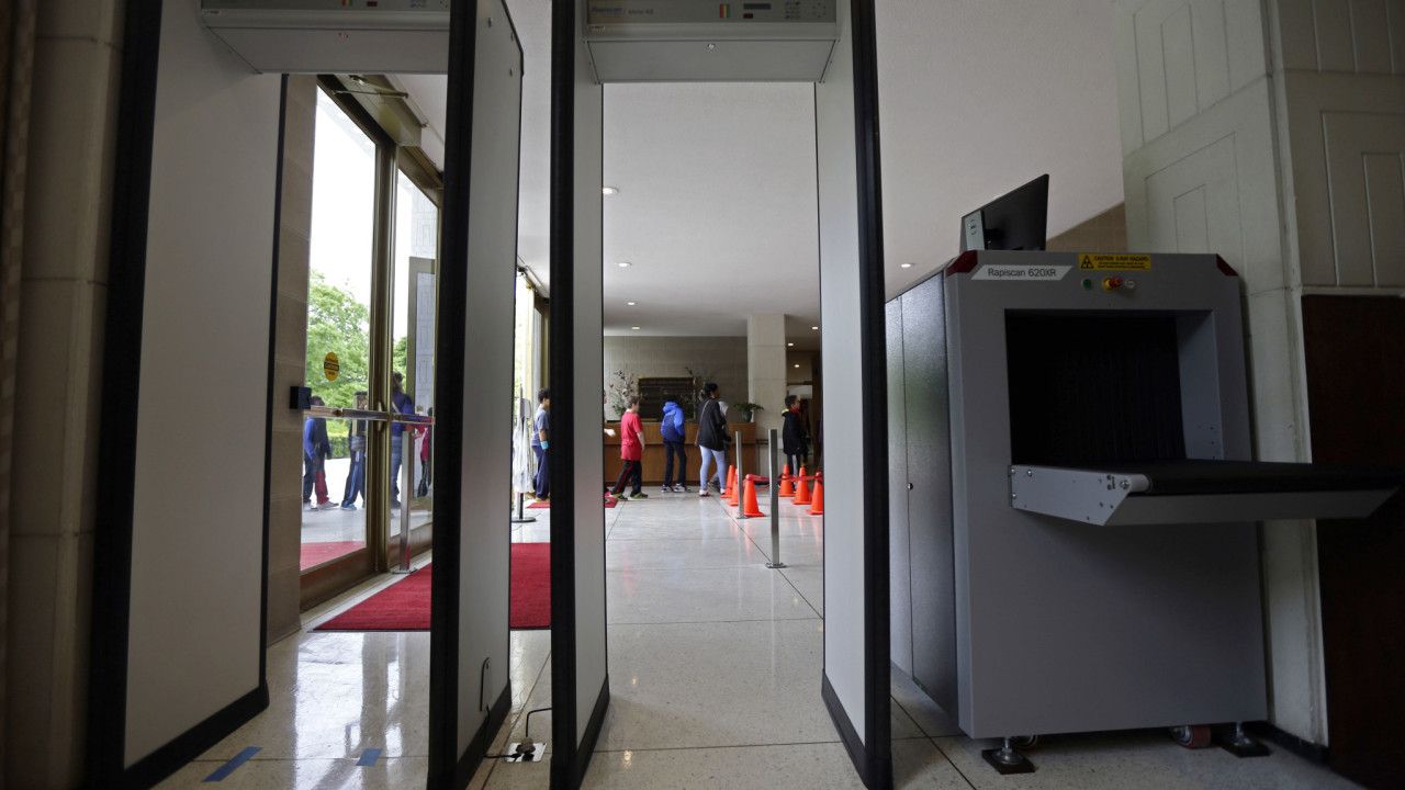 Έλεγχοι έξω από σχολεία στην Ιταλία για την ανίχνευση μεταλλικών αντικειμένων