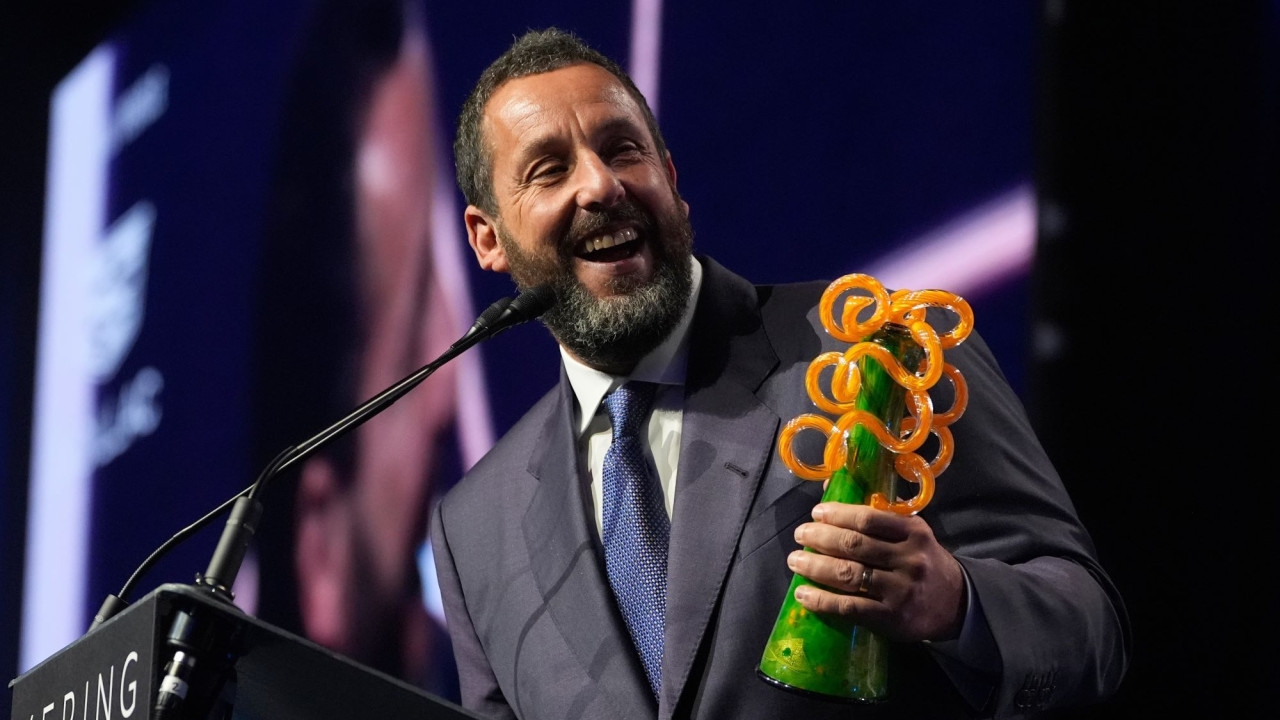 Άνταμ Σάντλερ: Αυτοσαρκασμός και συγκίνηση, στη βράβευσή του στο Παλμ Σπρινγκς