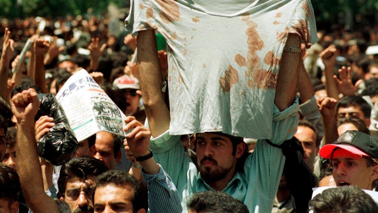 «Ο Σάχης θα επιστρέψει»: Αμετακίνητοι οι Ιρανοί στους δρόμους, παρά τα θύματα της καταστολής 