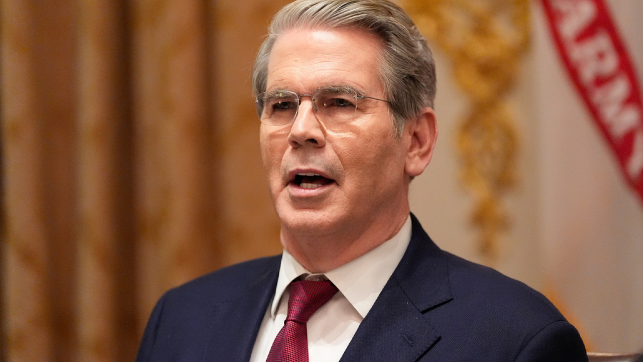 Μπέσεντ: Η Ευρώπη είναι «αδύναμη» - Ο Τραμπ δεν κάνει πίσω για τη Γροιλανδία