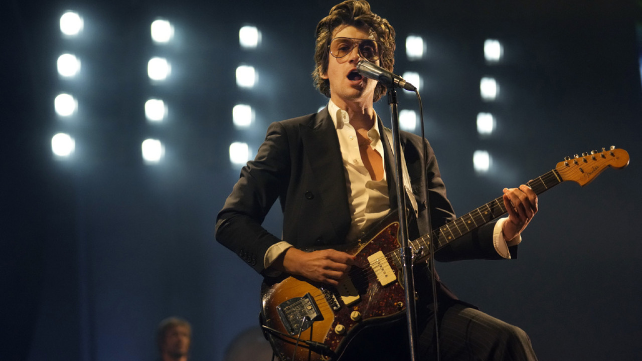 Arctic Monkeys: Κυκλοφορούν τραγούδι για να στηρίξουν τον οργανισμό War Child