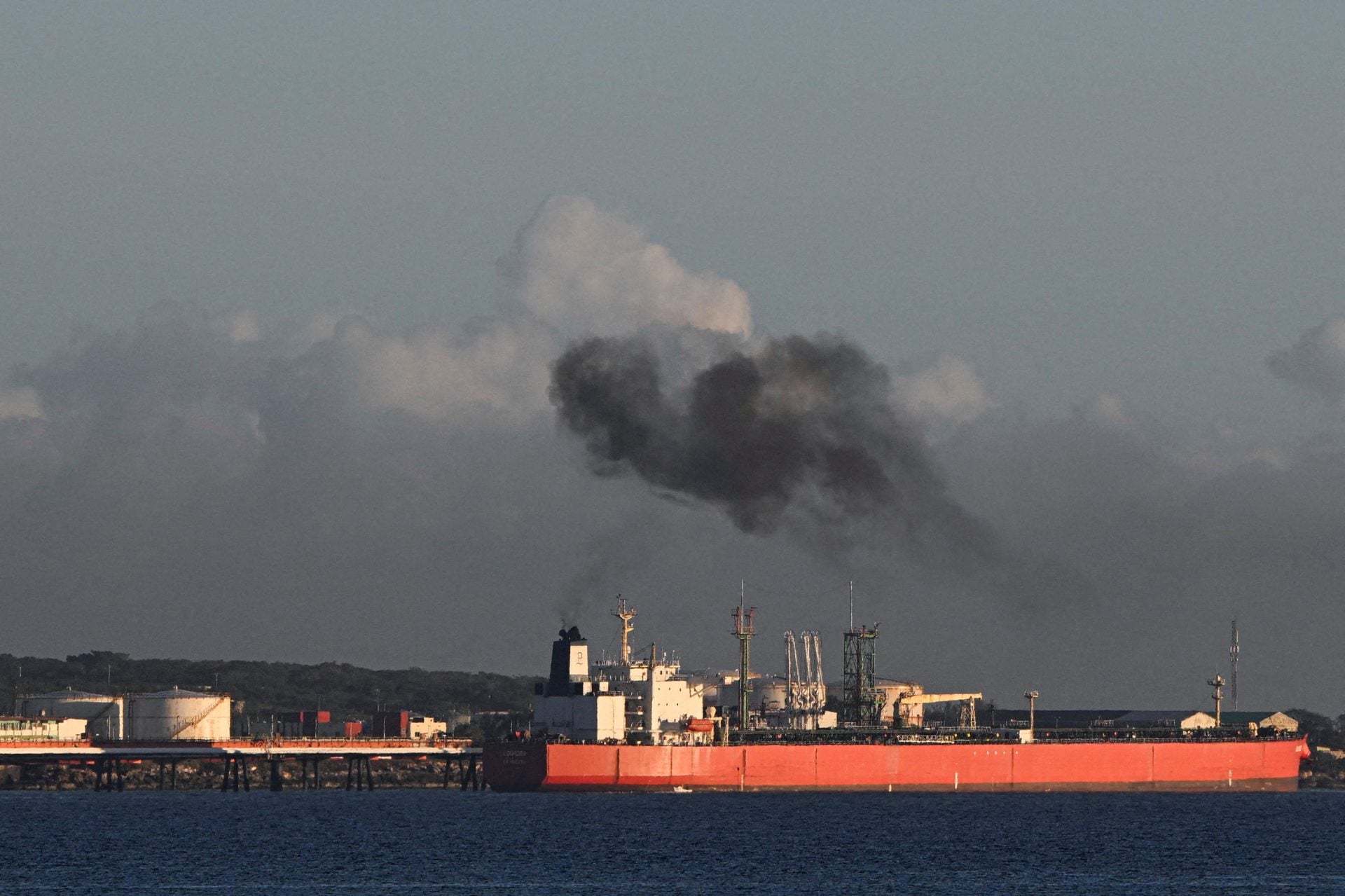 Τέσσερα δεξαμενόπλοια που είχαν αποπλεύσει από τη Βενεζουέλα σε «σκοτεινή λειτουργία» επέστρεψαν στα χωρικά της ύδατα