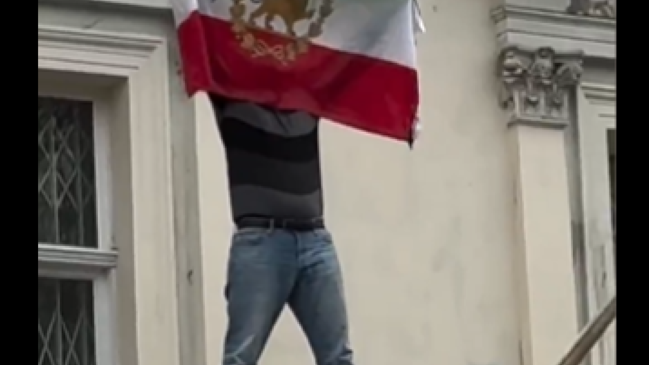 Λονδίνο: Διαδηλωτής ανέβασε στην πρεσβεία του Ιράν την προεπανασταική σημαία της χώρας (Βίντεο)