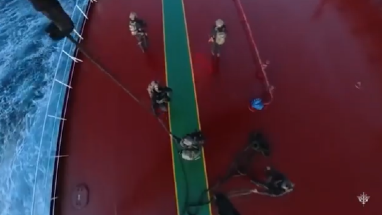 Καρέ καρέ η κατάληψη του ρωσικού τάνκερ από τις γαλλικές δυνάμεις