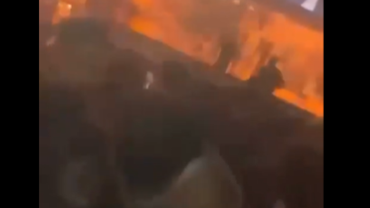 Συγκλονιστικές εικόνες από τη φωτιά στο Κραν Μοντανά - Πανικόβλητοι θαμώνες προσπαθούν να διαφύγουν (Βίντεο)