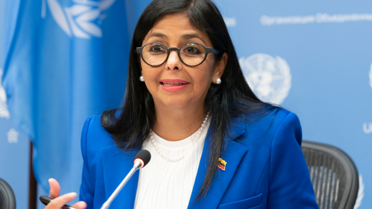 Βενεζουέλα: Η Ροδρίγκες δηλώνει πως θα αντιταχθεί «μέσω διπλωματικών οδών» στην επιθετικότητα των ΗΠΑ