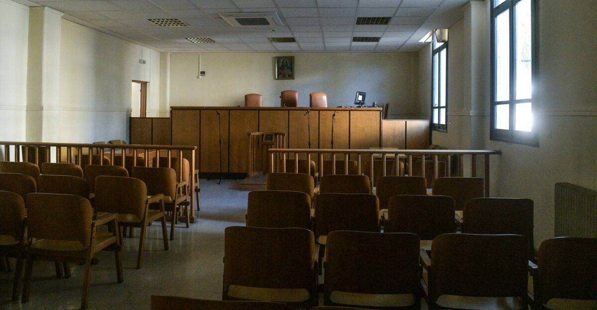 Ξεκίνησε και διακόπηκε η δίκη των δύο πρώην αστυνομικών για σκληρή βία και σεξουαλική κακοποίηση των παιδιών τους