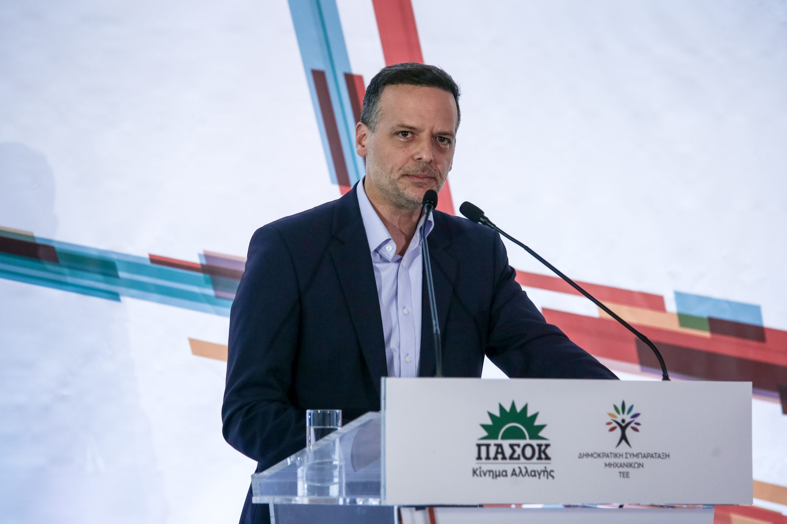 Το ΠΑΣΟΚ μπροστά στο συνέδριο: Διλήμματα, διευρύνσεις και δημοσκοπική πίεση