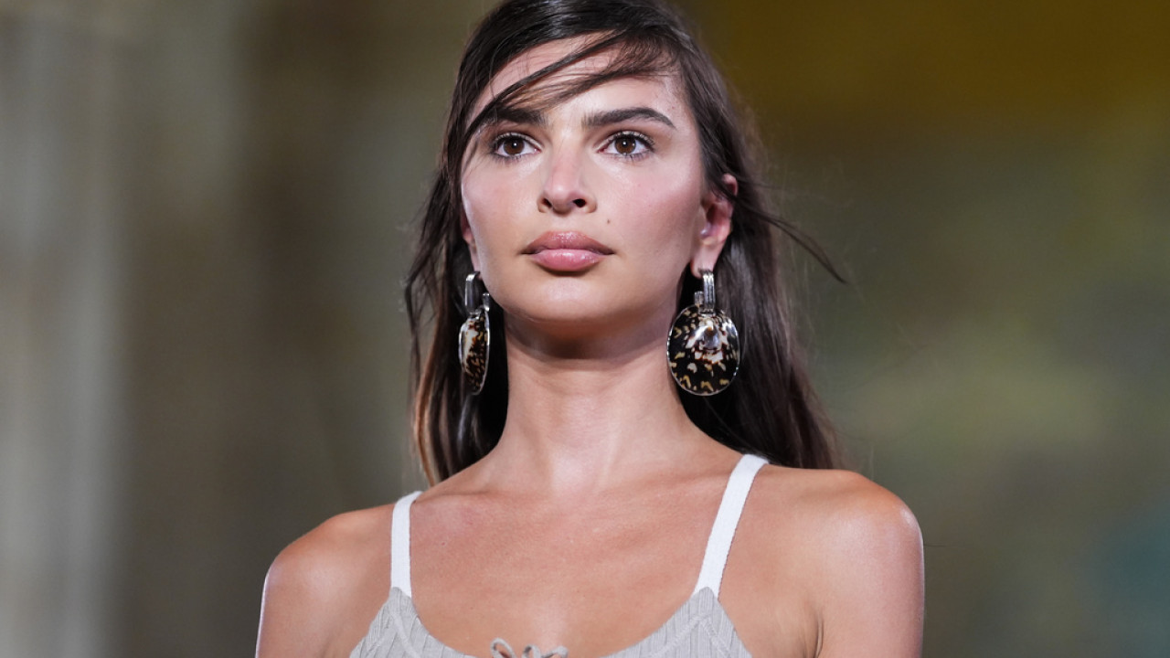 Κόκκινη δαντέλα και αισθησιασμός: Η Έμιλι Ραταϊκόφσκι σε Valentine’s mood… (video)