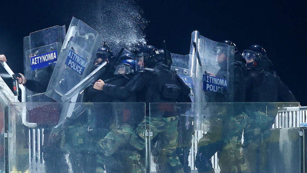 Κύπρος: Σοβαρά επεισόδια μεταξύ οπαδών της Ανόρθωσης και αστυνομίας