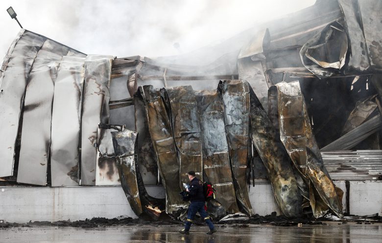 Σοκ στην κοινωνία των Τρικάλων από την τραγωδία στο εργοστάσιο της «Βιολάντα» – Τέσσερις νεκρές εργαζόμενες, αγνοείται μία ακόμη