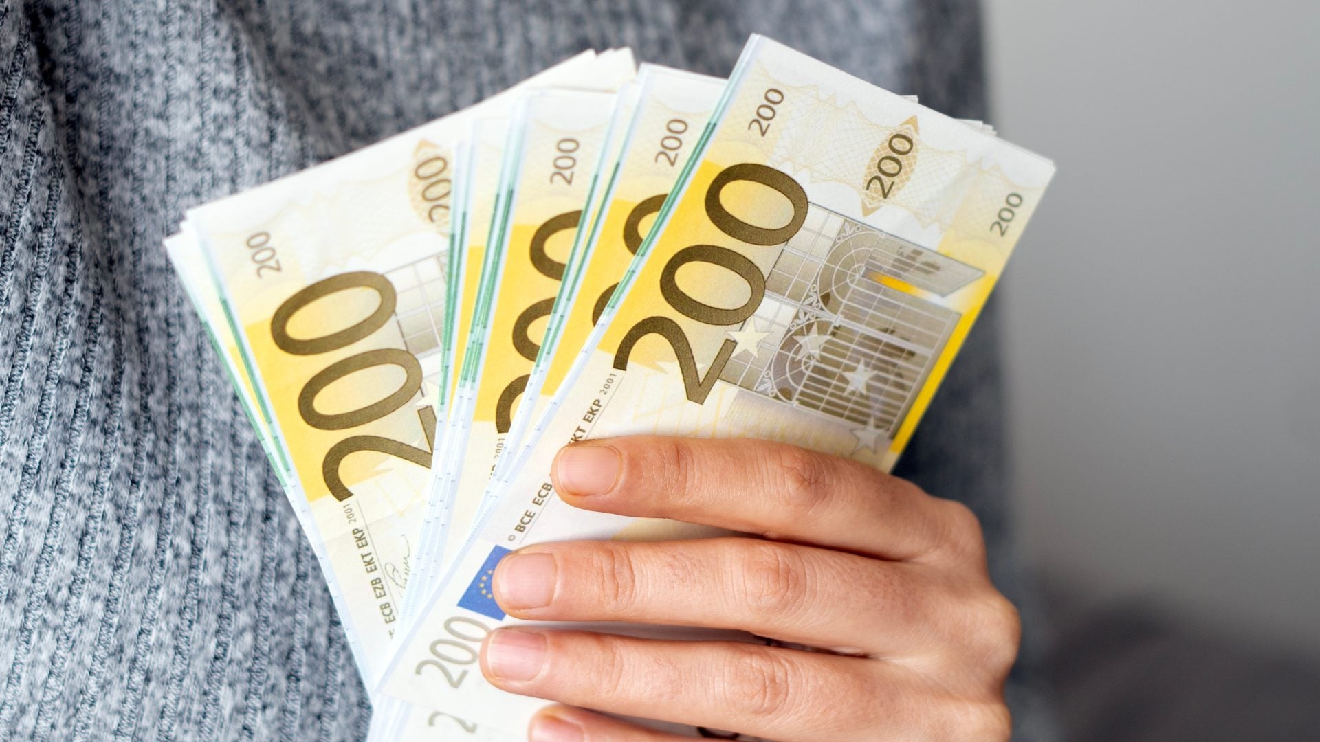 Συνελήφθη 24χρονη Βραζιλιάνα για πλαστά 200ευρα στον Άγιο Νικόλαο
