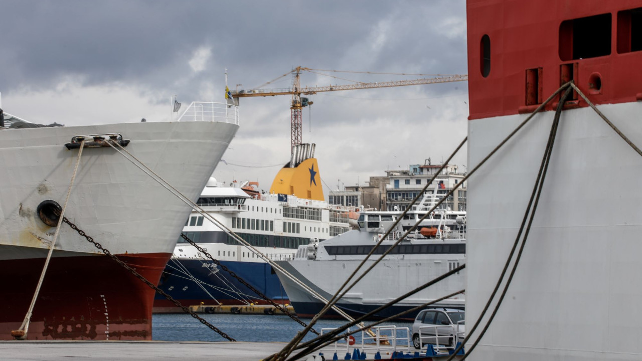 Δεμένα πλοία στα περισσότερα λιμάνια εξαιτίας ισχυρών ανέμων