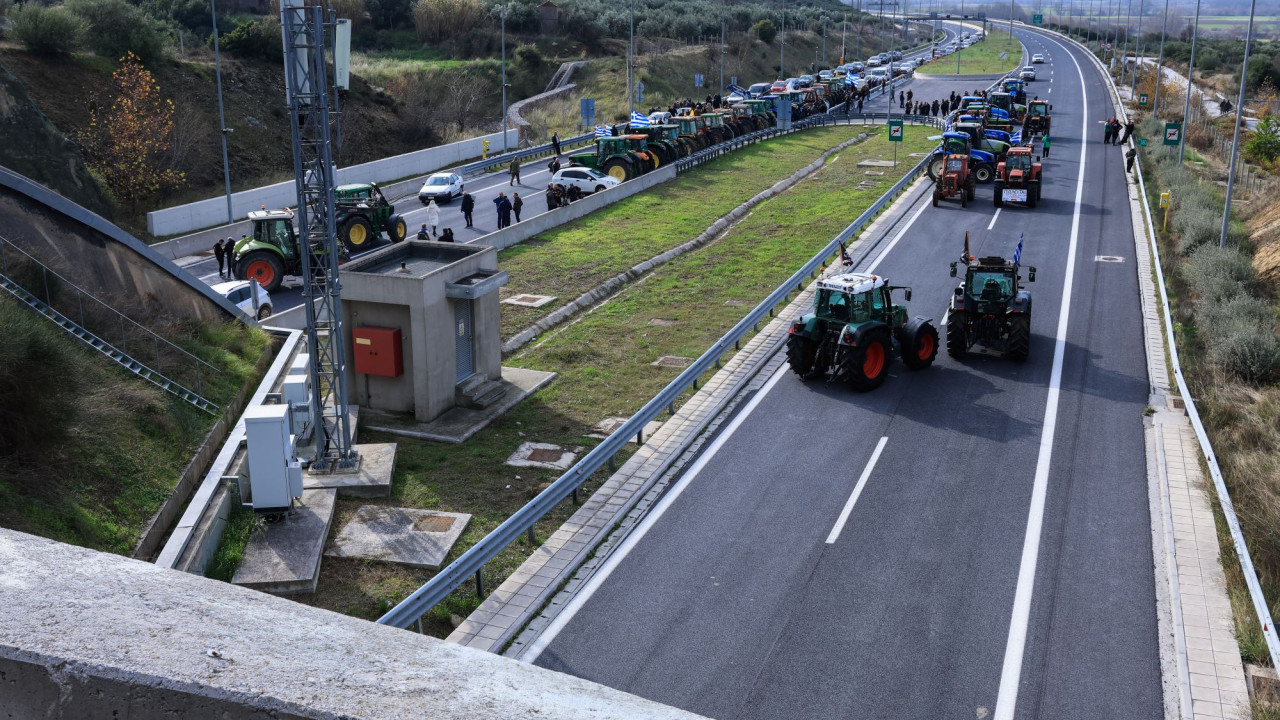 Λάρισα: Συνεχίζουν τις κινητοποιήσεις οι αγρότες στο μπλόκο της Νίκαιας