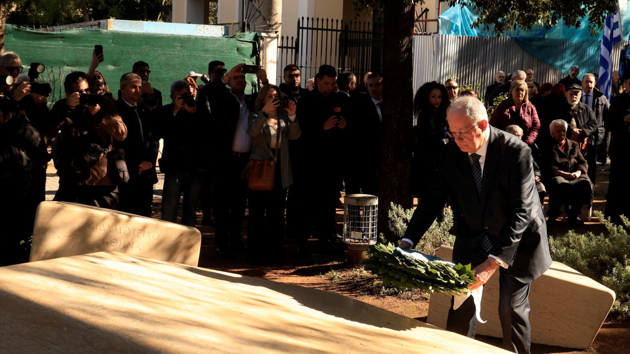 Τασούλας στο Μνημείο Ολοκαυτώματος: Θωρακίζουμε με τη μνήμη την αποτροπή του κακού