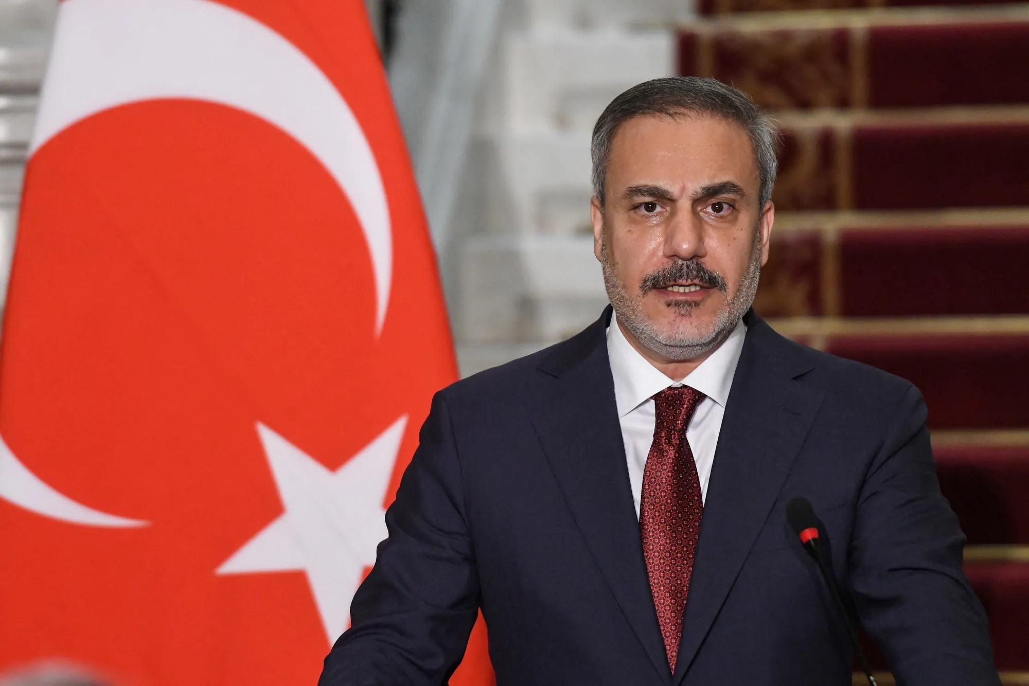 Eπίθεση Φιντάν κατά Μητσοτάκη: «Μόνο αυτός ποζάρει με τον Νετανιάχου»