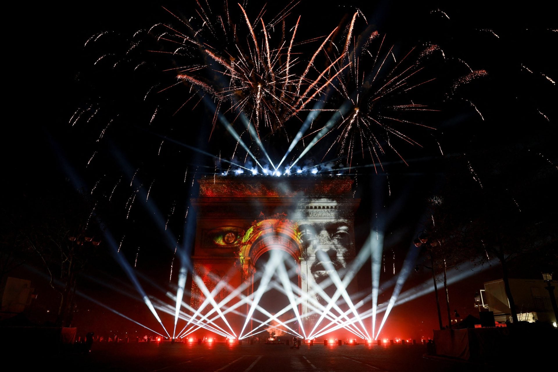 Γαλλία: Πάνω από 1.000 οχήματα πυρπολήθηκαν τη νύχτα της Πρωτοχρονιάς