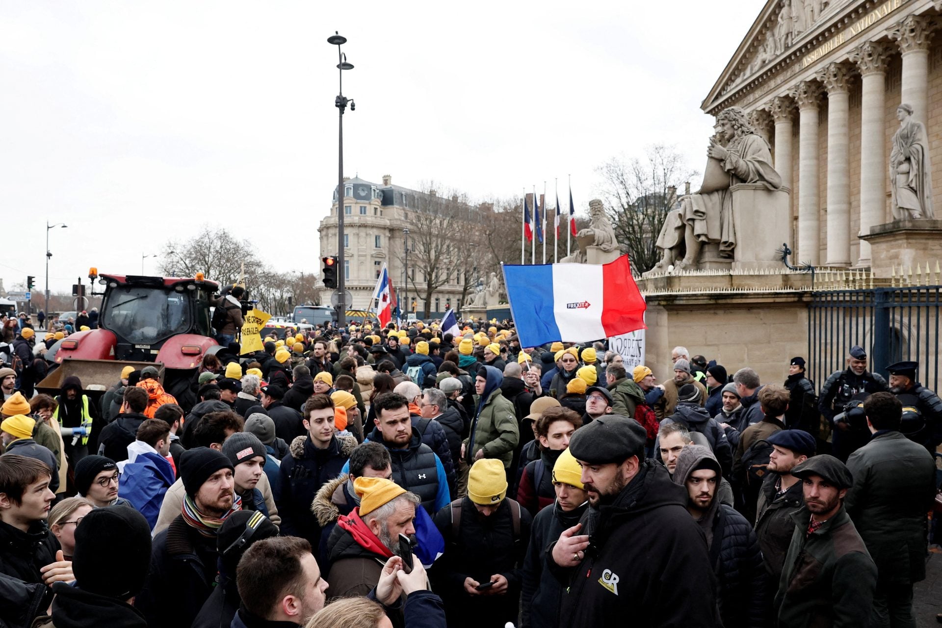 Γιατί οι Γάλλοι αγρότες οδηγούν τα τρακτέρ τους στο Παρίσι;