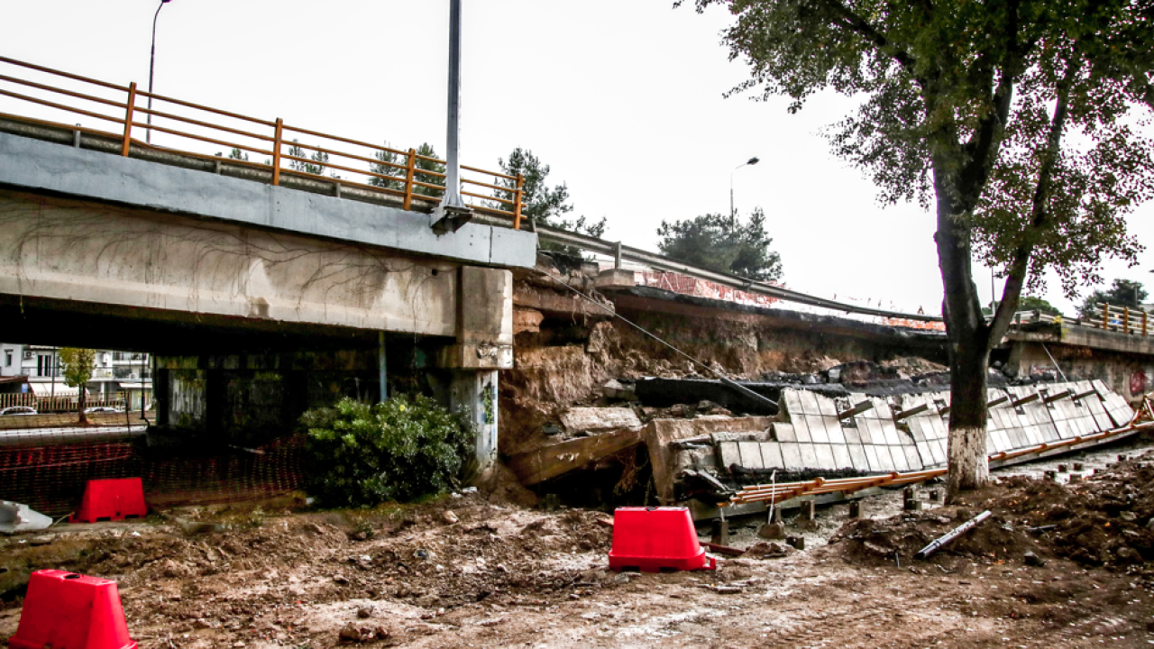 Θεσσαλονίκη: Γυναίκα έπεσε από γέφυρα και τραυματίστηκε σοβαρά
