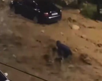 Συγκλονιστικό βίντεο από τη διάσωση γυναίκας που παρασύρθηκε από χείμαρρο