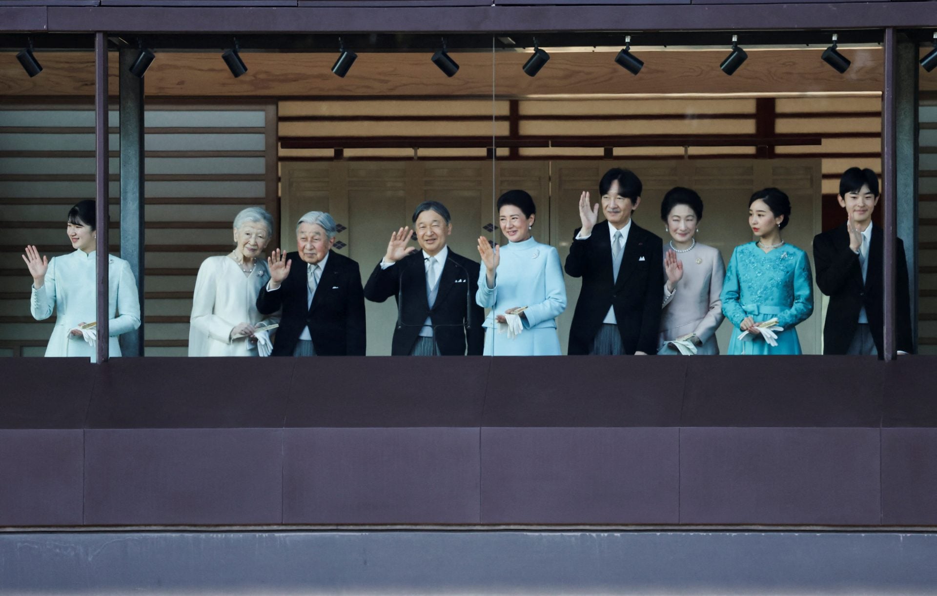 Ένας νεαρός γδύθηκε μπροστά στον αυτοκράτορα που χαιρετούσε το πλήθος με την ευκαιρία του νέου έτους