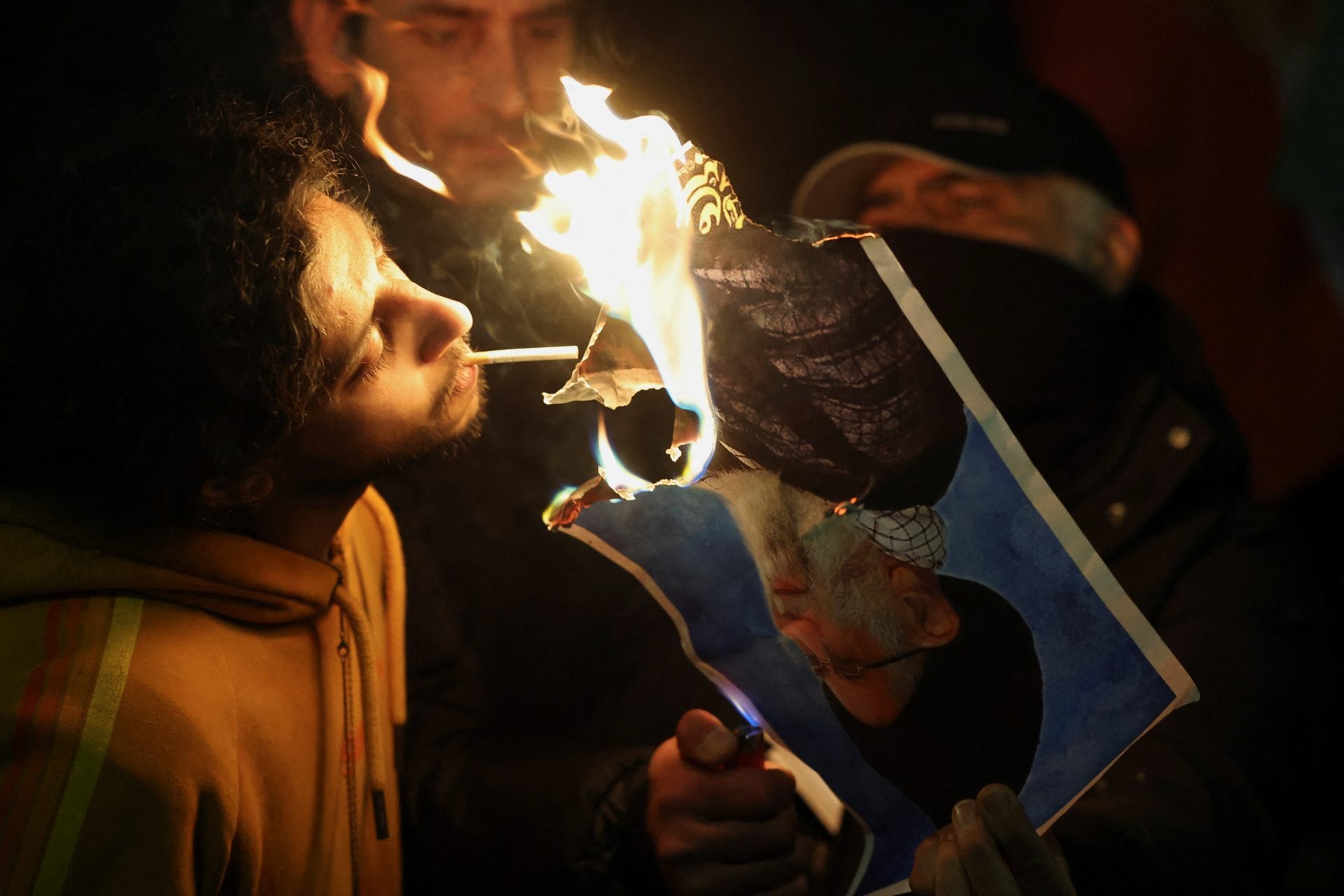 Σύμβολο της ανυπακοής στο Ιράν οι φωτογραφίες διαδηλωτών που ανάβουν τσιγάρο με φλεγόμενη φωτογραφία του Χαμενεΐ