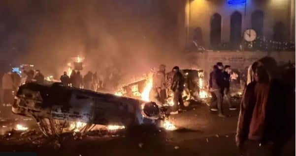 Με θανατική ποινή απειλεί το καθεστώς τους διαδηλωτές, ραγδαία η εξάπλωση των ταραχών