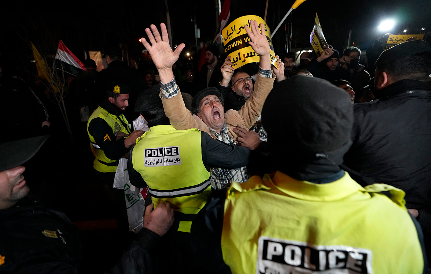 Η Ισλαμική Δημοκρατία «δεν θα υποχωρήσει», τόνισε ο Χαμενεΐ – Τεράστιες αντικυβερνητικές διαδηλώσεις – News.gr