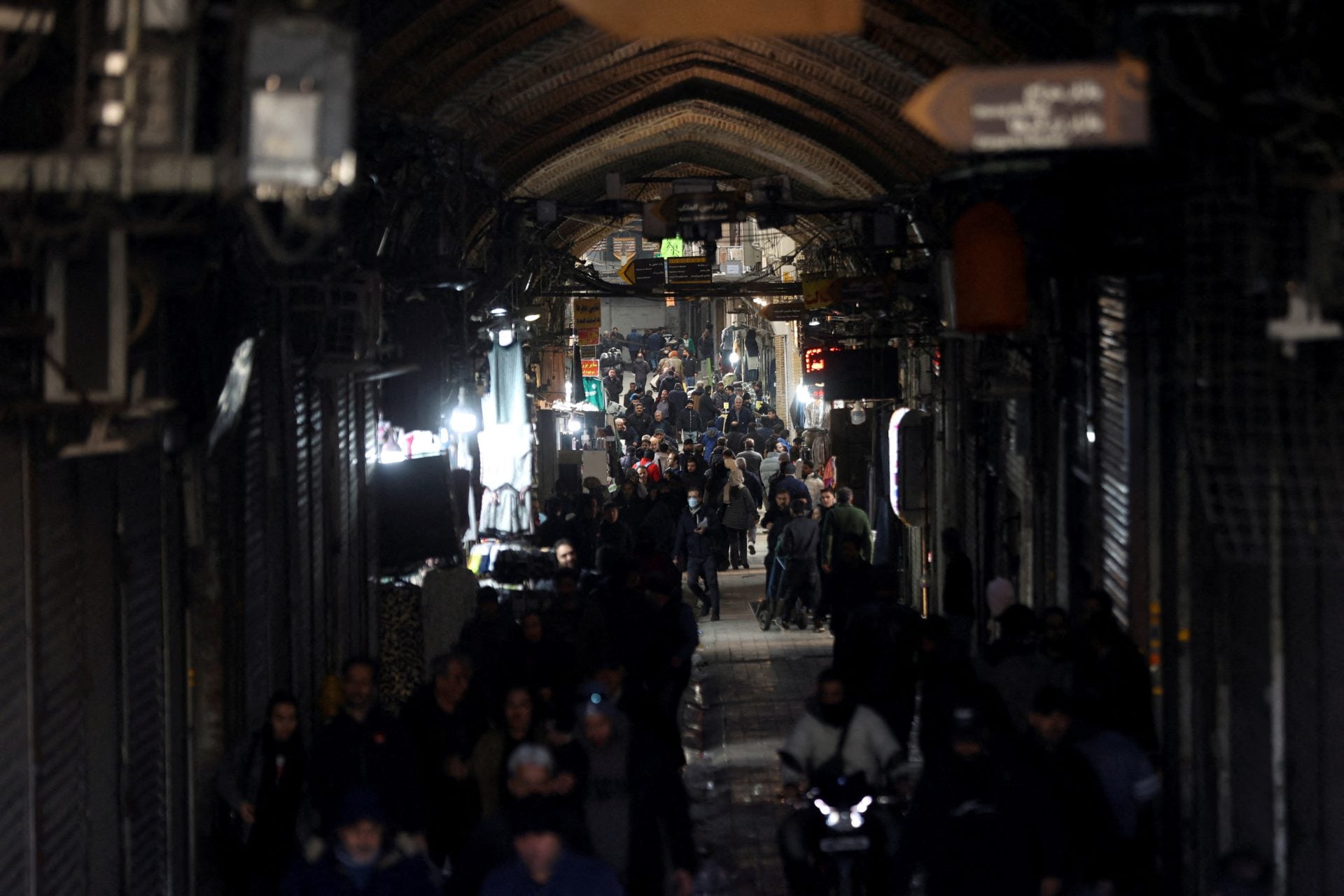 Απογοητευμένοι οι έμποροι από τις οικονομικές απώλειες, στρέφονται κατά του κληρικού κατεστημένου