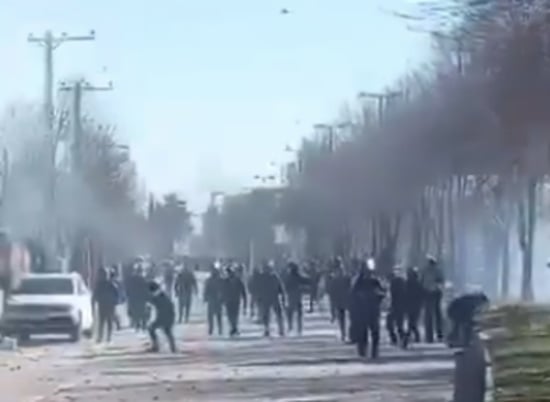 Συγκρούσεις μεταξύ διαδηλωτών κατά της ακρίβειας και δυνάμεων ασφαλείας στα νοτιοδυτικά- Ένας νεκρός
