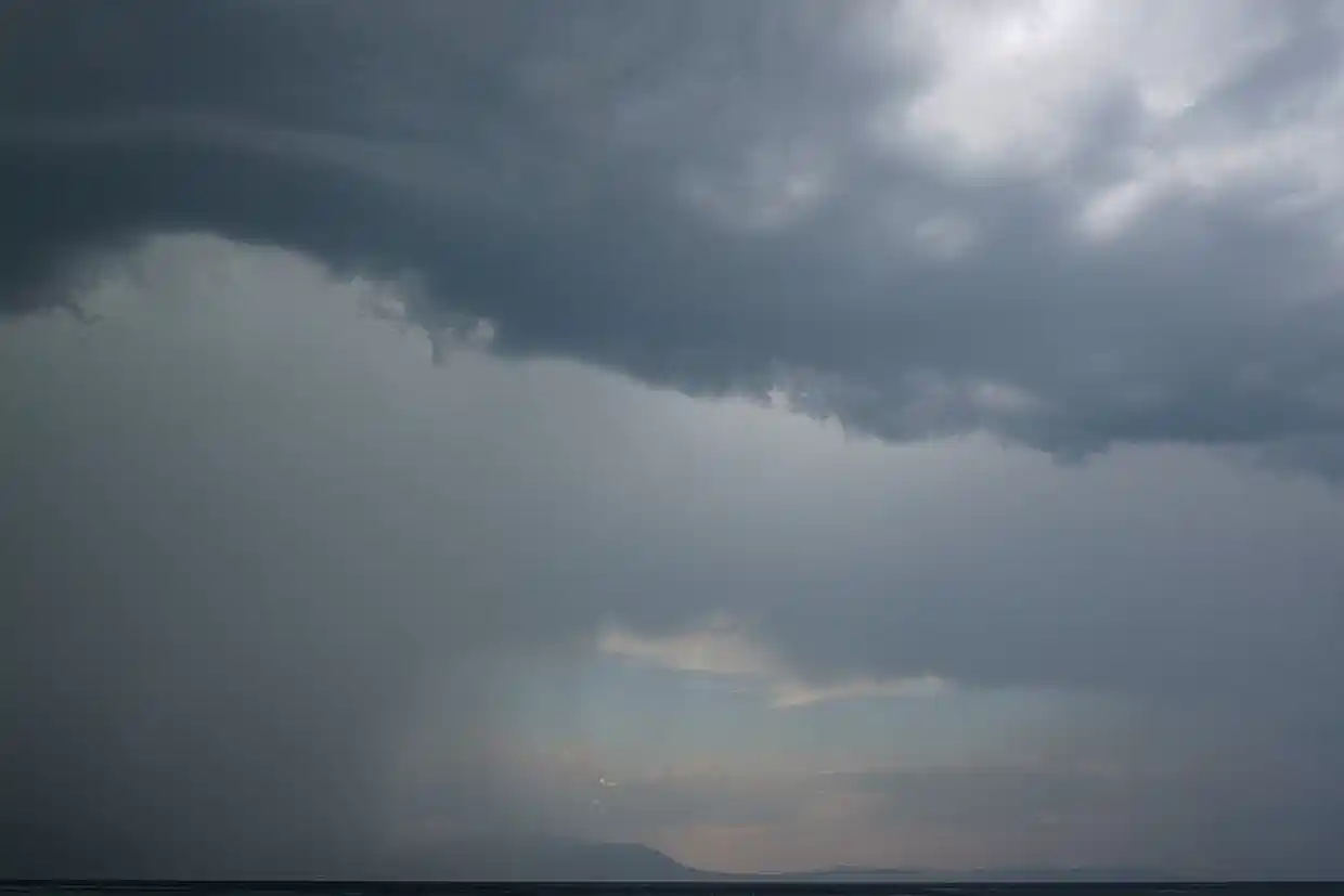 Νεφώσεις και σποραδικές καταιγίδες με σταδιακή πτώση της θερμοκρασίας