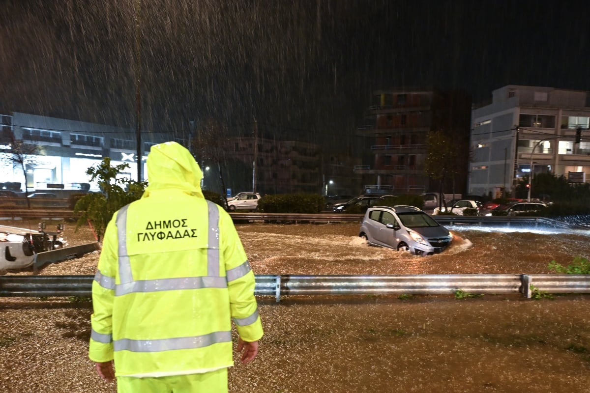 Η κακοκαιρία σάρωσε την Αττική: 910 κλήσεις στην Πυρσοβεστική