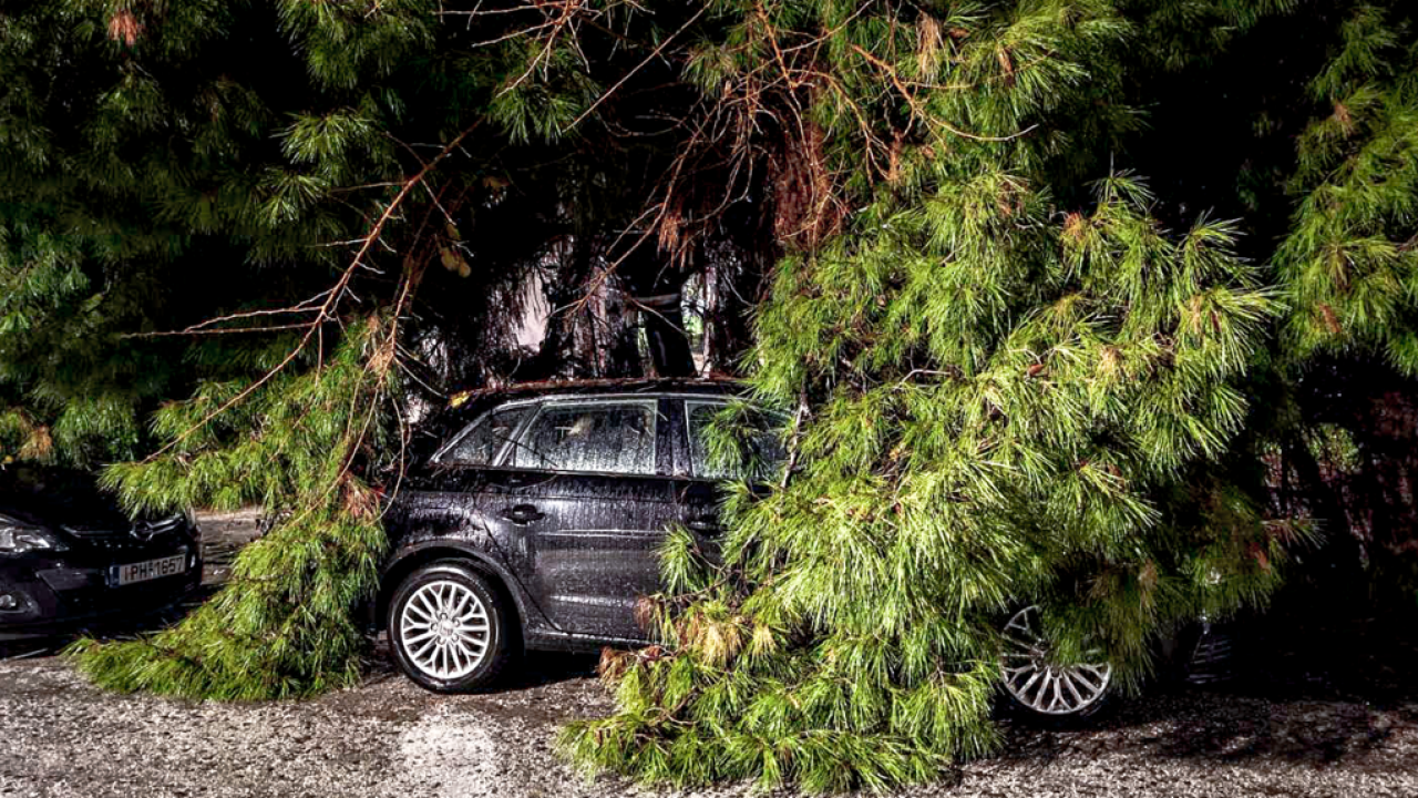 Τρεις εγκλωβισμένοι στη Βάρη, δύο σε αυτοκίνητα, μία γυναίκα πάνω σε δέντρο