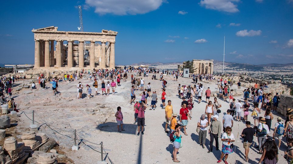 Ρεκόρ άνω των 23 δισ. ευρώ κατέγραψαν τα έσοδα τουρισμού 2025
