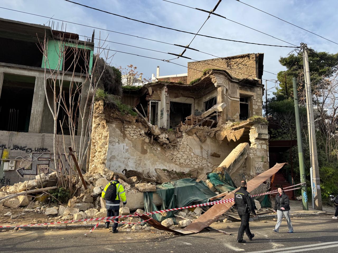 Άμεση παρέμβαση του Δήμου Πειραιά στο κτήριο που εν μέρει κατέρρευσε στην Καστέλλα λόγω κακοκαιρίας