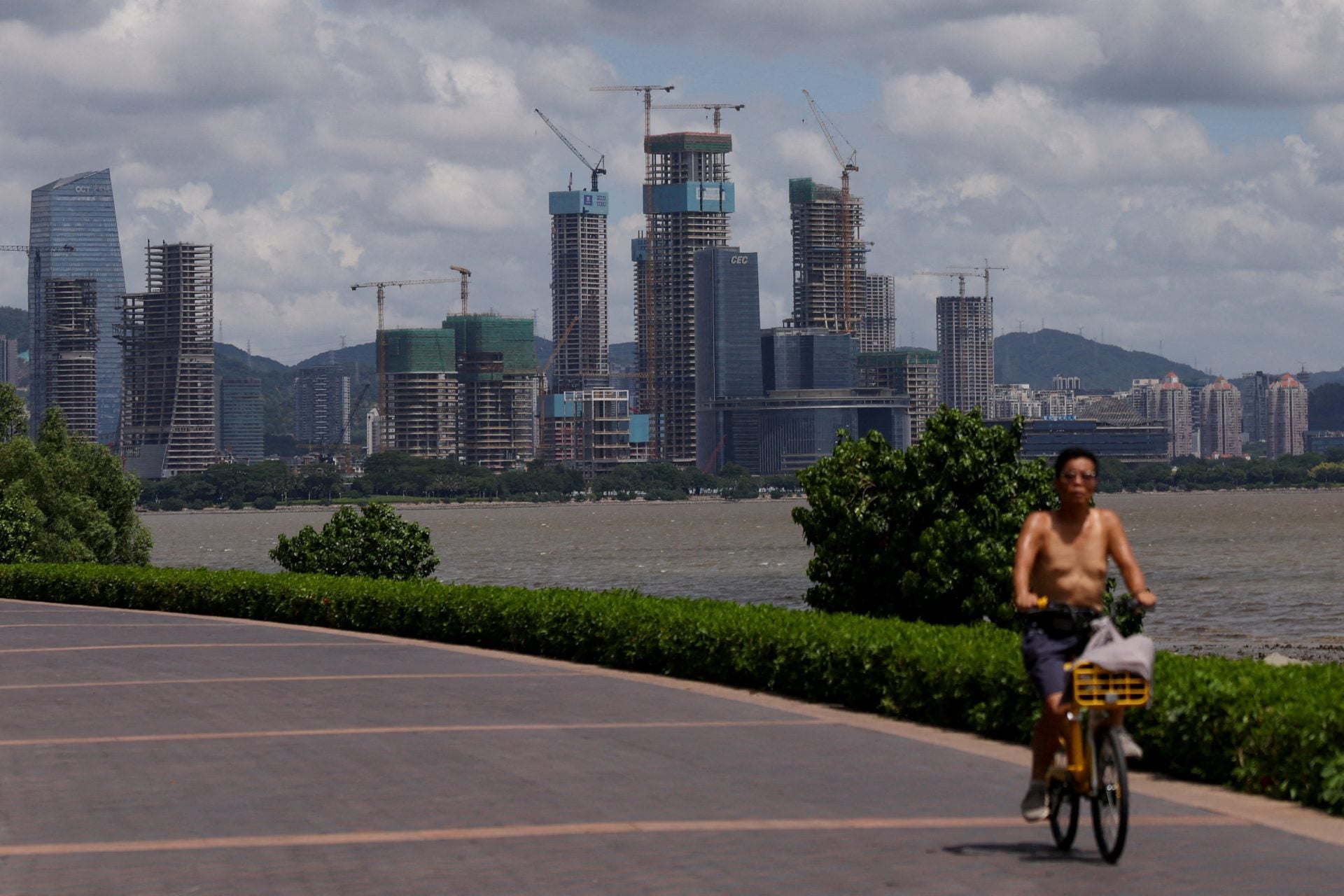 Νέα στρατηγική στις εξαγωγές, με βάση την εθνική ασφάλεια