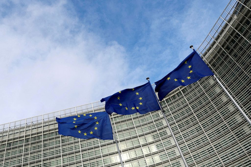 Η Κομισιόν και τα εμβόλια ανοίγουν «πόλεμο» στην Αθήνα