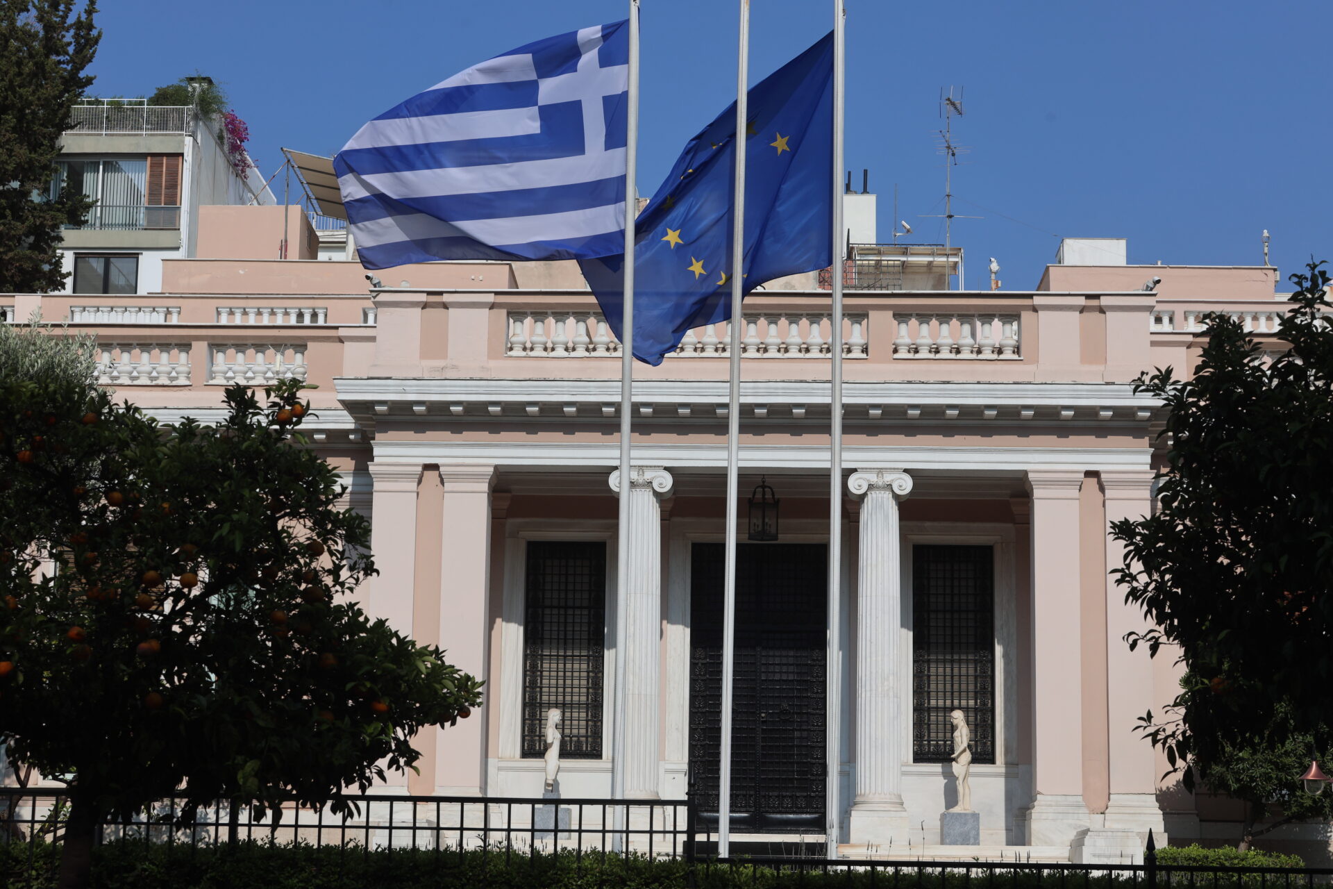 Τι απαντούν κυβερνητικές πηγές στην αντιπολίτευση για τις εξελίξεις στη Βενεζουέλα