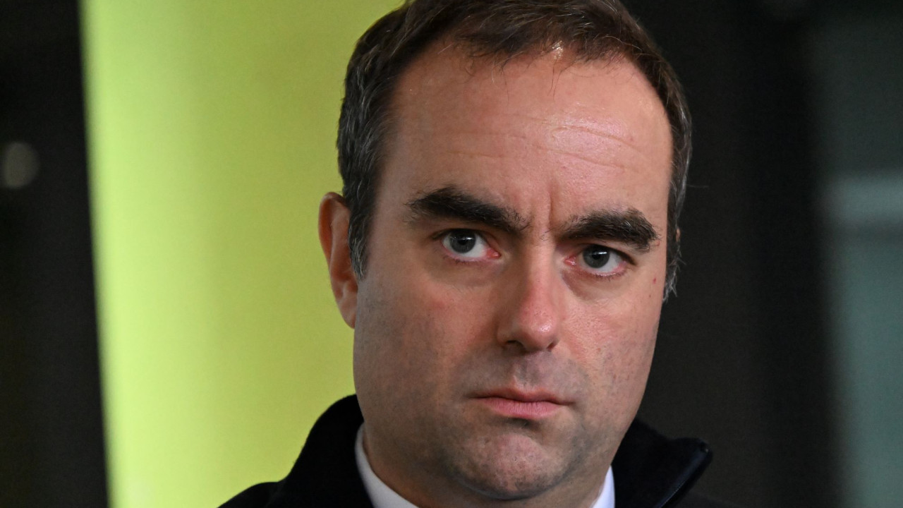 Γαλλία: Ο πρωθυπουργός περνάει το σύνολο του προϋπολογισμού χωρίς ψηφοφορία