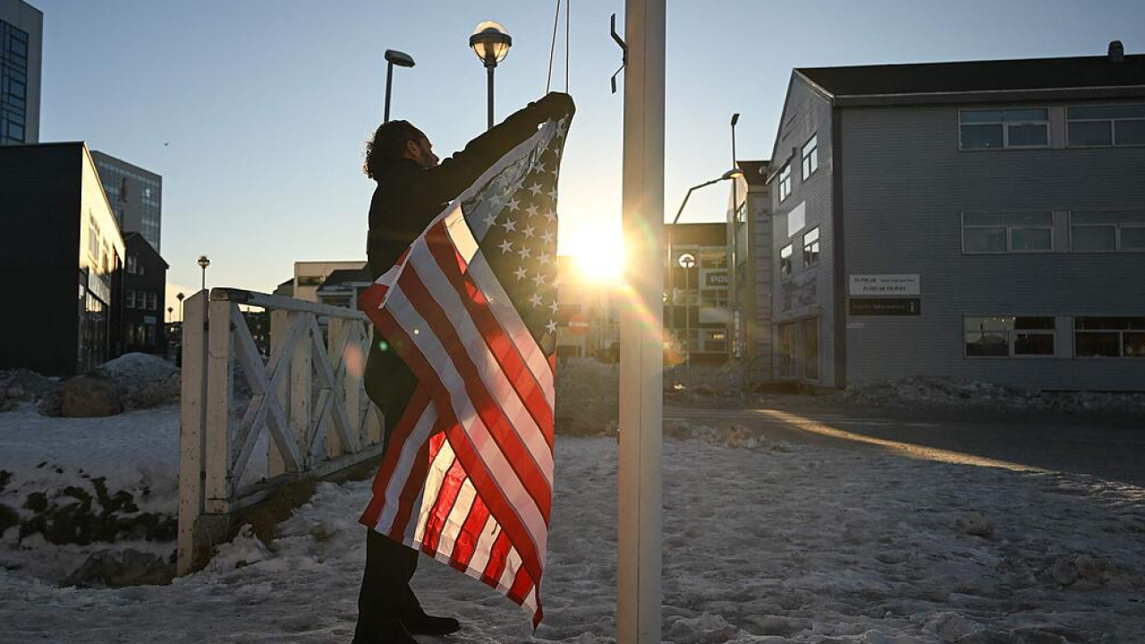 Γερμανός κωμικός ύψωσε την αμερικανική σημαία σε πολιτιστικό κέντρο στο Νούουκ της Γροιλανδίας