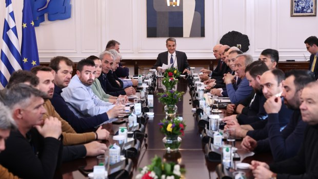 Κυριάκος κερνάει, «πρόθυμοι» πίνουν και του βιοπαλαιστή αγρότη τίποτα ουσιαστικά δεν δίνουν