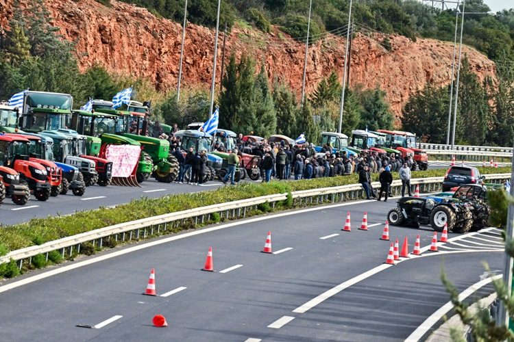 Σχηματίστηκε δικογραφία κατά αγροτών στη Νεμέα που έκλεισαν ξαφνικά την εθνική οδό, είπε η εκπρόσωπος της ΕΛ.ΑΣ.